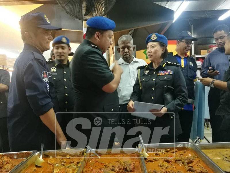 Low ketika menjalankan pemeriksaan Ops Bersepadu di restoran sekitar Bangsar.