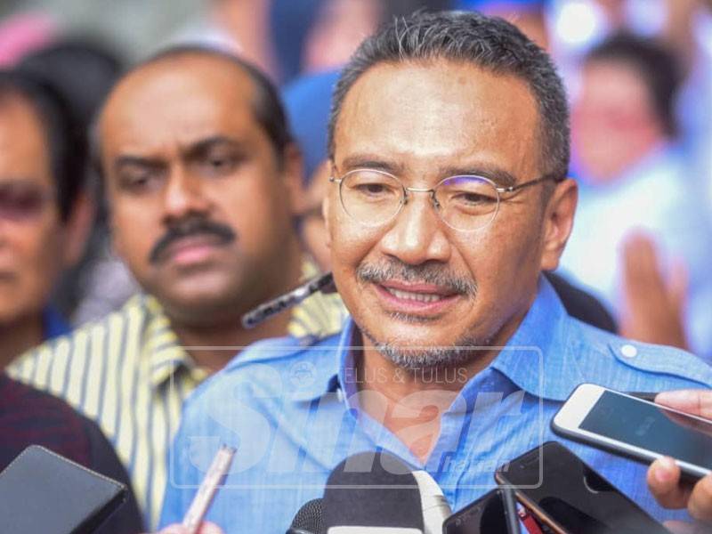 Ahli Parlimen Sembrong, Datuk Seri Hishammuddin Tun Hussein ketika di temui media selepas walkabout di Brinchang, di sini, hari ini. 