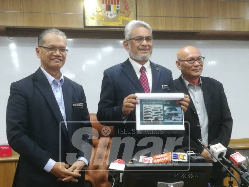 Khalid menunjukkan 'bangunan haram' atas tanah kerajaan yang diluluskan DBKL semasa 2015.