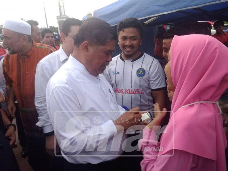 Antara pengunjung yang tidak melepaskan peluang mendapatkan tandatangan daripada Mat Sabu dalam sesi walkabout di Pasar Malam Sungai Koyan petang tadi.