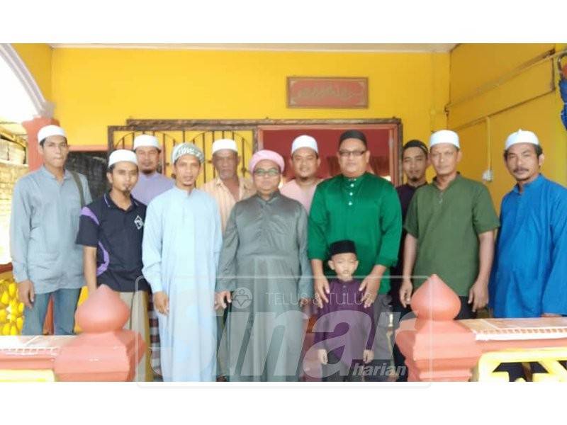 Mohamad Farid (empat, kanan) bergambar bersama anak kariah masjid Al Wustho Guar Chempedak.