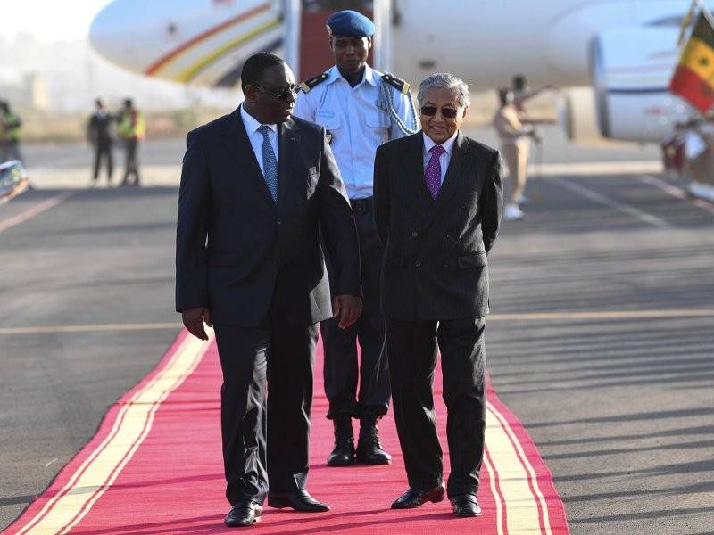 Mahathir disambut Macky Sall (kiri) ketika tiba di Lapangan Terbang Leopold Sedar Senghor di sini pada Rabu. - Foto Bernama