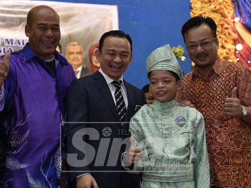 Maszlee (dua, kiri) bersama Khamis Jusoh (kiri) dan jurugambar Abdullah Deen (kanan) merakam gambar bersama Muhammad Syukur.