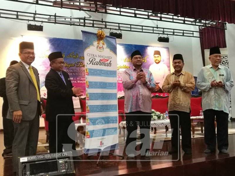 Mujahid (tiga dari kanan) ditemui selepas majlis perasmian Kongres Ekonomi dan Pengimarahan Masjid Peringkat Wilayah Persekutuan di Masjid Wilayah Persekutuan.