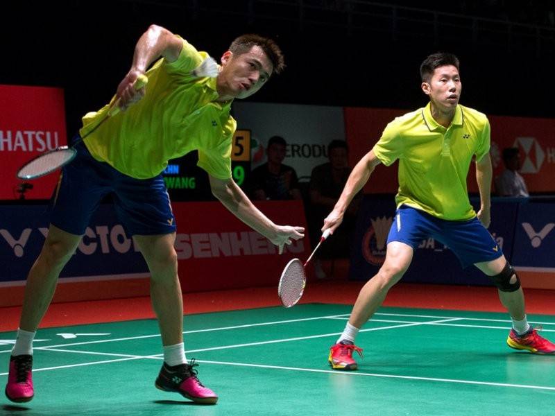 Pemain beregu lelaki negara Goh V Shem (kiri) dan Tan Wee Kiong (kanan) beraksi menentang lawannya dari China Di Zijian dan Wang Chang pada Kejohanan Perodua Malaysia Masters 2019 di Axiata Arena Kuala Lumpur Sports City, Bukit Jalil. 