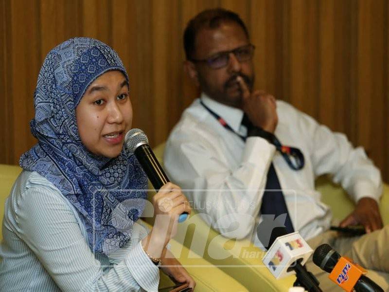 Nur Amalina (kiri) ketika sidang akhbar berhubung perkembangan ayahnya di SJMC, hari ini. Turut kelihatan, Dr R Muruga Kumar (kanan)