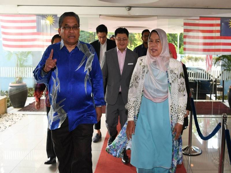 Zuraida (kanan) ketika hadir pada Majlis Pelancaran Program ‘Property Hot Seat’ di Wisma Bernama hari ini. - Foto Bernama