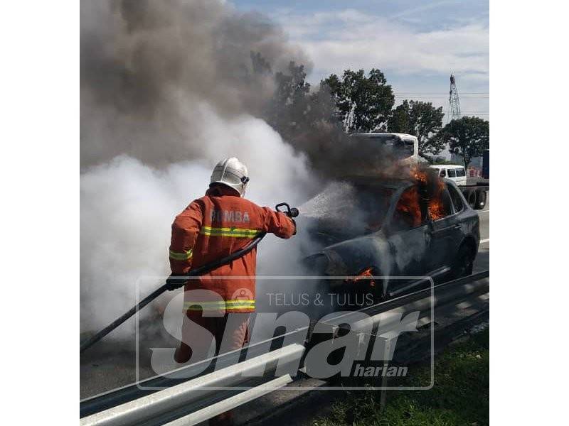 Anggota bomba membantu memadamkan kebakaran yang melibatkan sebuah kereta mewah di sini pagi tadi.