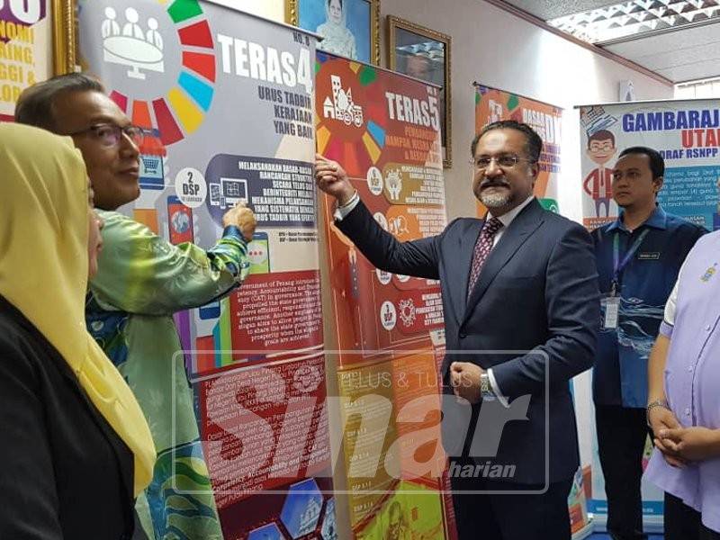 Jagdeep (tengah) menunjukkan poster RSNPP 2030 dalam sidang medianya tadi.