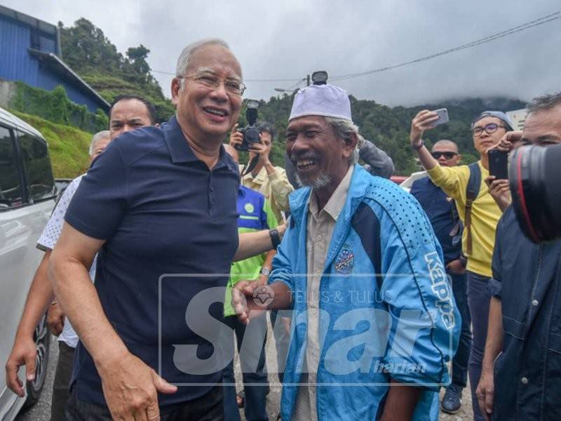 Najib bertemu dengan Orang Asli sepanjang kempen PRK Cameron Highlands. - FOTO SHARIFUDIN ABDUL RAHIM