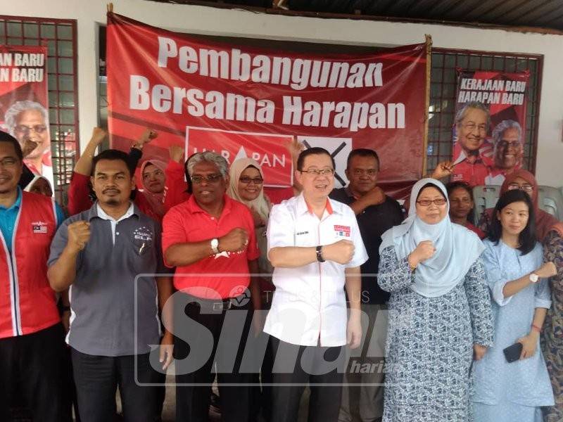 Guan Eng, Fuziah dan Manogaran selepas perasmian slogan PH dalam PRK Cameron Highlands, hari ini.