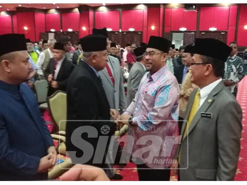 Mujahid (dua, kanan) bergambar bersama tetamu yang hadir pada kongres itu.