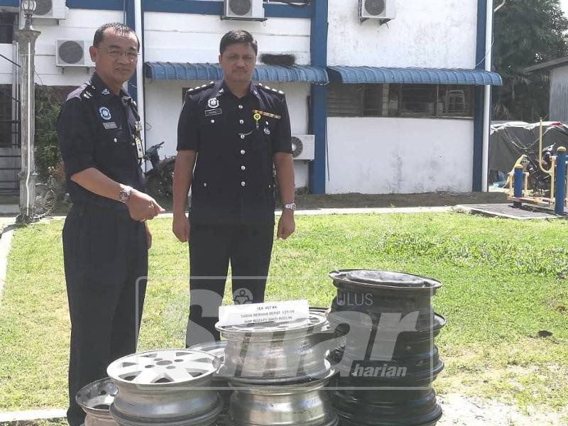 Nor Azmi menunjukkan rim kereta dirampas pada sidang media di IPD, Sabak Bernam.
