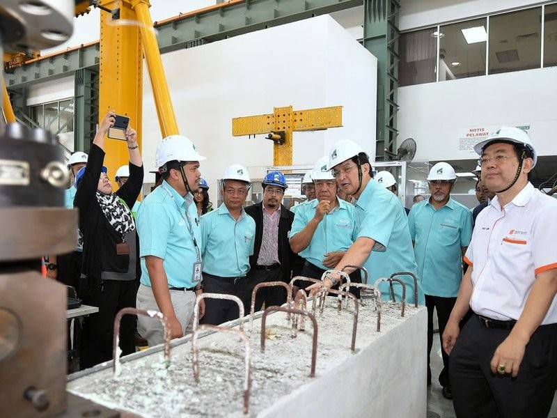 Menteri Kerja Raya Baru Bian (tengah) melawat kilang bahan binaan selepas melancarkan 'IBS Manufacturer and Product Assessment and Certification (IMPACT)' di Pusat Konvensyen Lembaga Pembangunan Industri Pembinaan Malaysia (CIDB) hari ini. - Foto Bernama