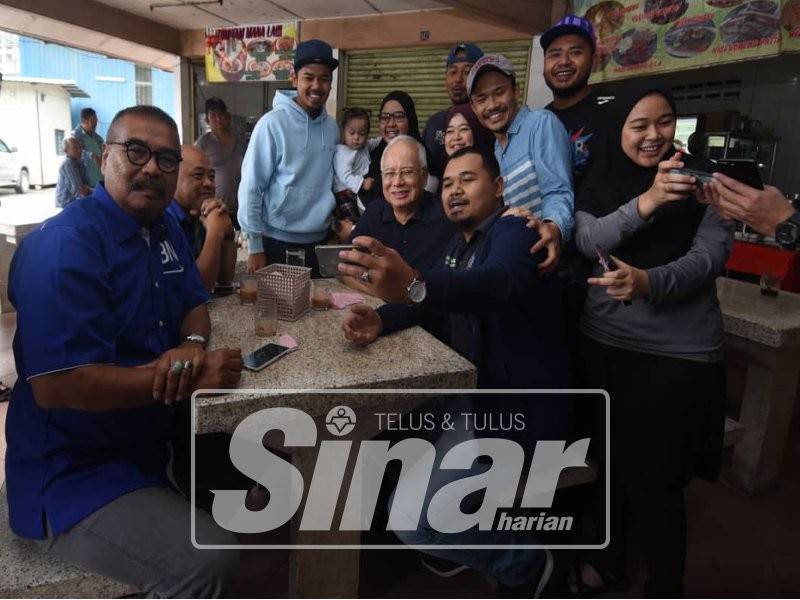 Najib bergambar kenangan bersama masyarakat di Cameron Highlands. - Foto Sinar Harian/SHARIFUDIN ABDUL RAHIM