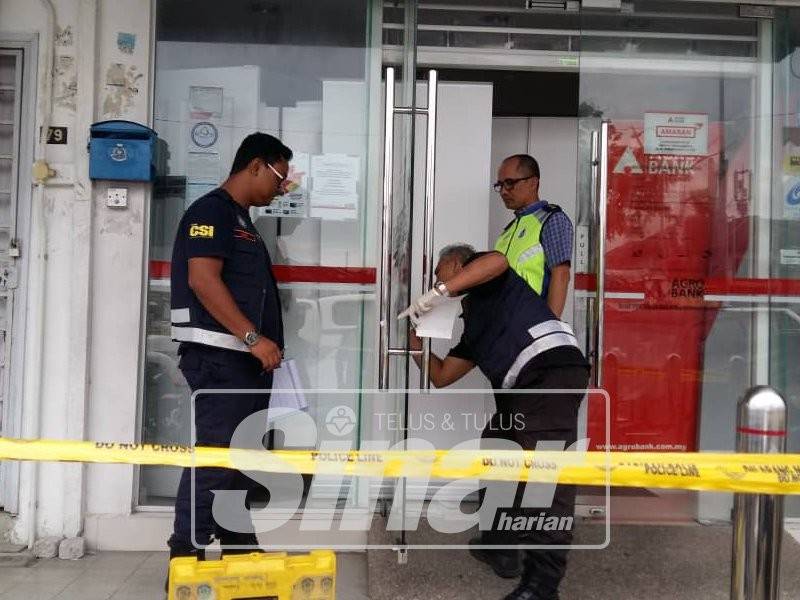 Pasukan forensik polis menjalankan siasatan di lokasi kejadian.
