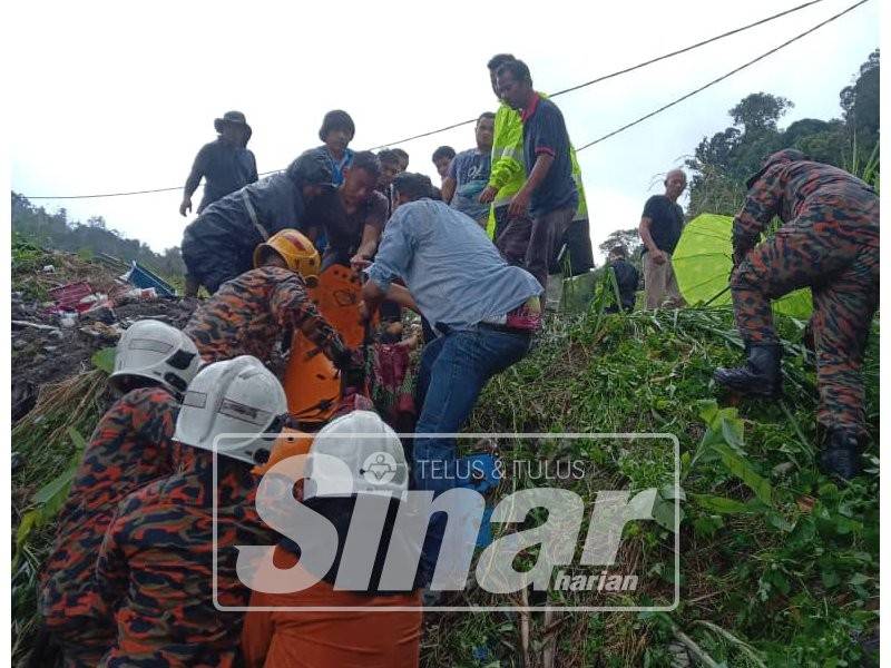 Bomba berusaha membawa keluar mayat dari gaung tersebut.
