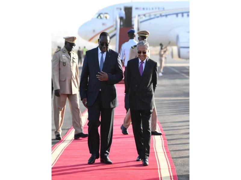 Perdana Menteri Tun Dr Mahathir Mohamad disambut Presiden Senegal, Macky Sall (kiri) ketika tiba di Lapangan Terbang Leopold Sedar Senghor di sini pada Rabu. Perdana Menteri Tun Dr Mahathir Mohamad akan mengetuai delegasi Malaysia ke Third International Conference on the Emergence of Africa (ICEA) yang dijadualkan berlansung pada 17 Januari. - Foto Bernama