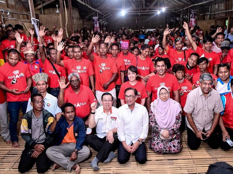 Menteri Kewangan Lim Guan Eng dan Presiden Parti Keadilan Rakyat (PKR) Datuk Seri Anwar Ibrahim bersama para penduduk setempat pada Program Video dan Anugerah Tokoh Orang Asli di Ulu Tuap, Sinderut hari ini. - Foto Bernama
