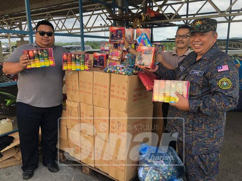 Abd Latif (kanan) menunjukkan sebahagian mercun yang dirampas dalam serbuan di rumah di Padang 1, semalam.