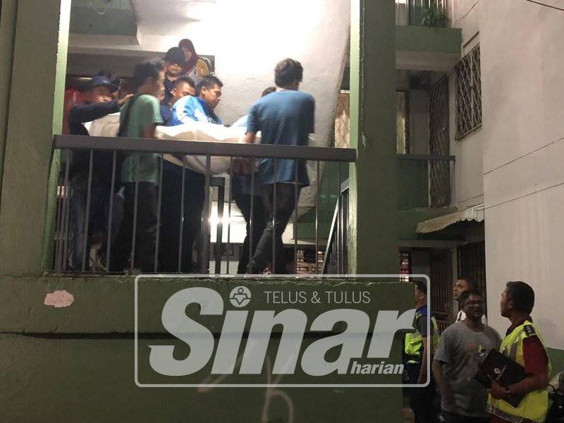 Mayat mangsa dibawa turun polis dari flat.
