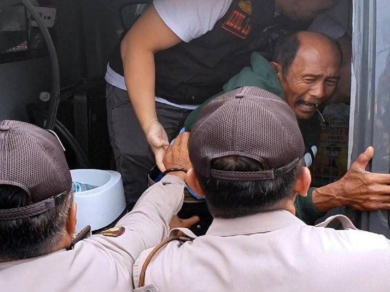 Lelaki mendakwa Tuhan enggan masuk ke dalam ambulans untuk dibawa ke hospital bagi menjalani pemeriksaan mental.
