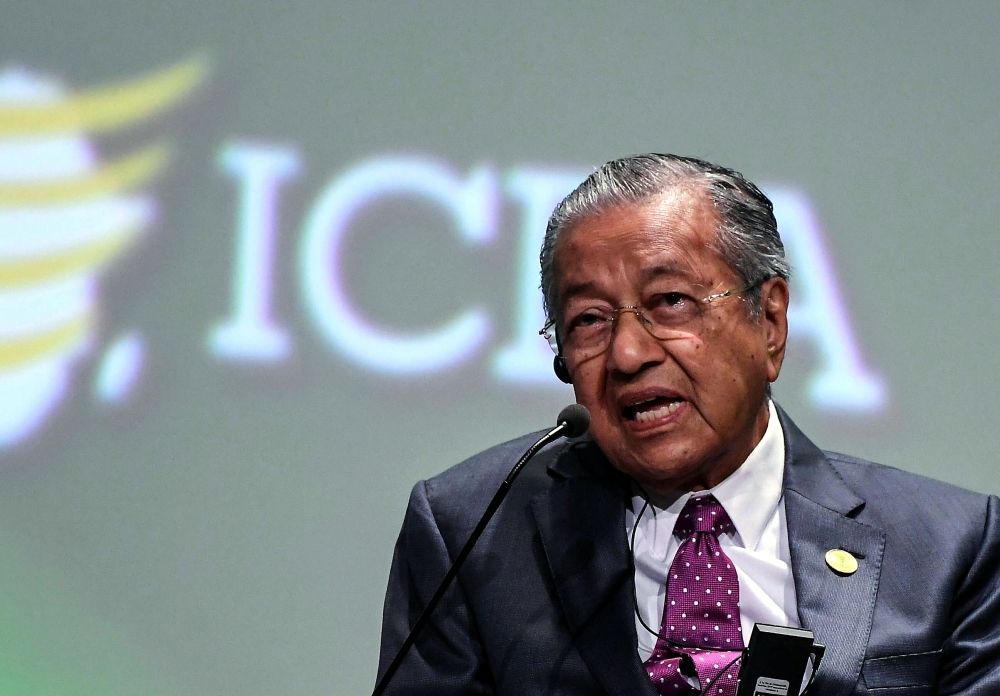 Perdana Menteri, Tun Dr Mahathir Mohamad berucap pada Persidangan &#039;Third International Conference on the Emergence of Africa&#039; (ICEA) yang berlangsung di Pusat Persidangan Antarabangsa Abdou Diouf Diamniadio hari ini. - Bernama