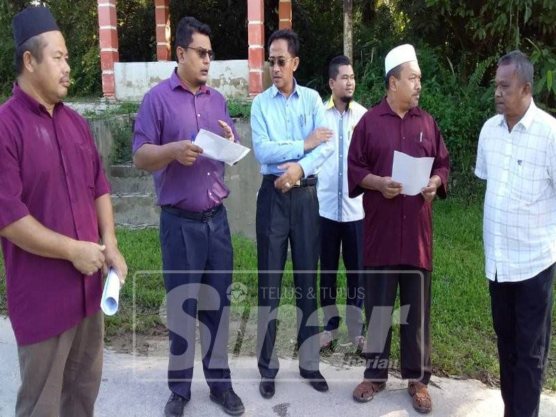 Wan Zaid (tengah) bersama Shaharizukirnain (dua kanan) ketika melawat keadaan jalan dan jambatan di Kampung Seri Bayas.