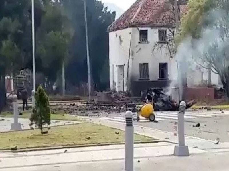 Sebuah SUV diletupkan di hadapan akademi kadet polis di selatan Bogota, semalam.