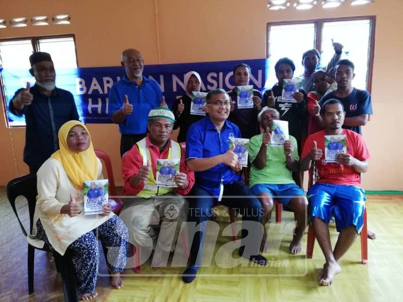 Shamsul Anuar menyantuni penduduk Kampung Orang Asli Sungai Ubi, Ringlet, semalam.