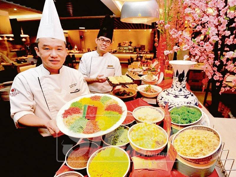 Thien Boon menunjukkan Yee Sang yang ditawarkan dengan harga bermula RM160. 