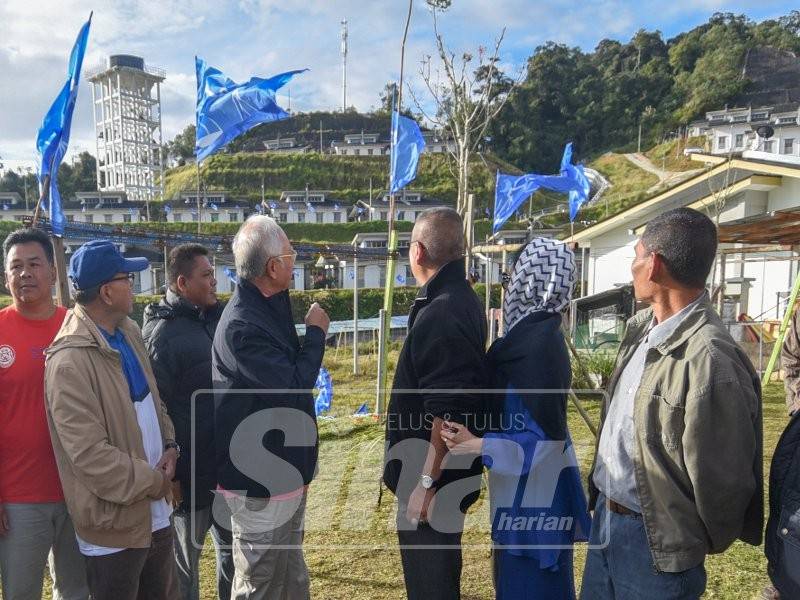 Najib dan jentera parti meninjau dan mendekati penduduk di perkampungan Orang Asli moden, Kg Sungai Ruil, pagi ini. Foto: Sharifudin Abdul Rahim.