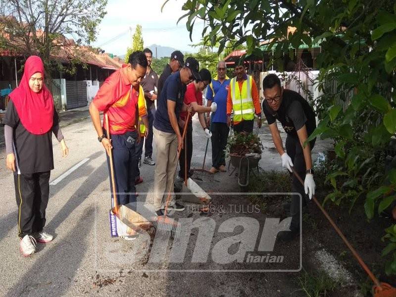 Mohd Alias (tiga, kiri) bersama Ahli Majlis MBI turut sama bergotong-royong membersihkan kawasan sekitar Taman Impiana Adril, di sini.