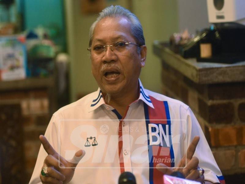 Setiausaha Agung UMNO, Tan Sri Annuar Musa bercakap pada media di sidang media di Restoran Bunda Tanah Rata mengenai isu SPR yang hanya mempunyai seorang ahli jawatankuasa SPR iaitu Pengerusi SPR, Azhar Harun dan tempoh mengundi yang pendek di sesetengah kawasan.
Foto: SHARIFUDIN ABDUL RAHIM