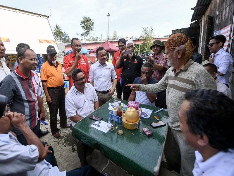 Menteri Pendidikan Dr Maszlee Malik (berdiri, tengah) beramah mesra bersama penduduk setempat ketika hadir pada Sesi Tinjauan Mesra di Pasar Tani Kuala Medang Sungai Koyan hari ini. Sesi itu merupakan salah satu program sempena kempen Pilihan Raya Kecil (PRK) P.078 Cameron Highland yang akan berlangsung pada 26 Januari depan. - Foto Bernama.