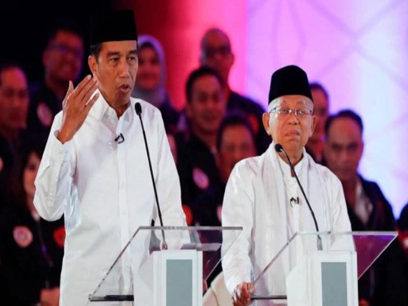 Widodo (kiri) bersama pasangannya Ma'ruf Amin berucap semasa perdebatan di kalangan calon di Jakarta, Indonesia. - Foto EPA