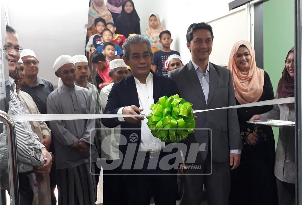 
Tengku Ahmad Badli Shah (tengah) memotong riben sebagai simbolik pelancaran Pejabat Jualan PMB Investment Negeri Kedah di Kompleks Sultan Abdul Hamid, dekat sini. Turut kelihatan, Najmi (tiga kanan).