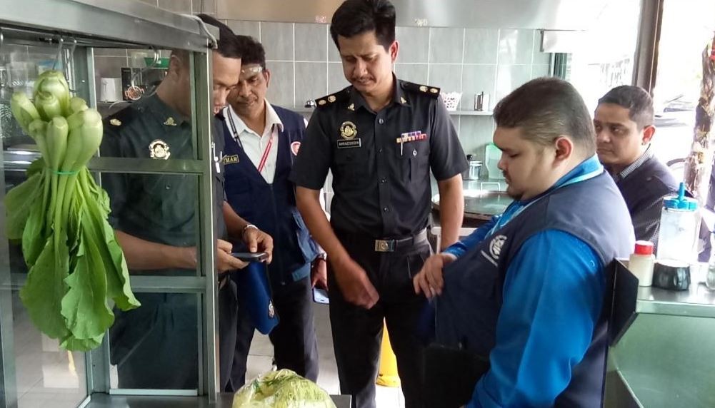 KPDNHEP Perak memeriksa salah satu premis di sekitar Ipoh dalam operasi bersepadu.