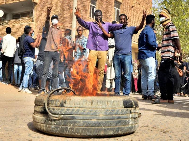  Penunjuk perasaan membakar tayar ketika menyertai protes anti-kerajaan di Khartoum, semalam.