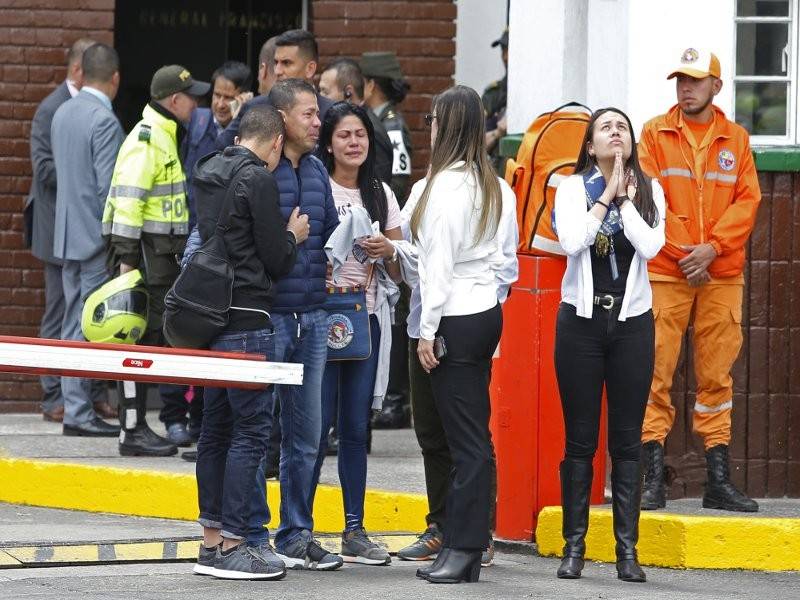 Anggota keluarga mangsa berkumpul di luar Sekolah Pegawai Jeneral Francisco de Paula Santander di selatan Bogota.