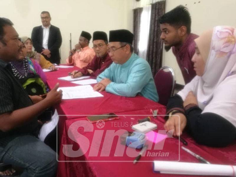 Adly (tengah) ketika Bertemu Rakyat di Seri Bendahara, tadi.