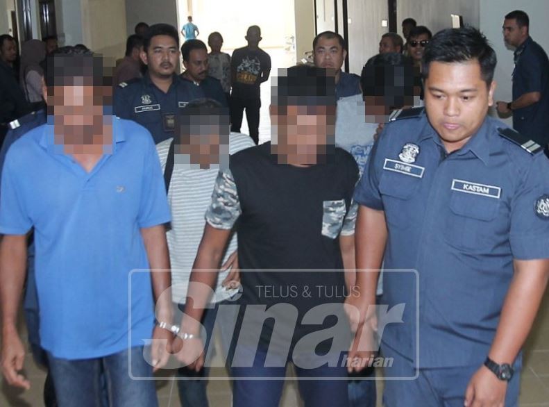  Empat penjaja mengaku bersalah selepas dihadapkan ke Mahkamah Majistret Kuantan hari ini atas kesalahan memiliki rokok seludup iaitu barangan larangan diimport