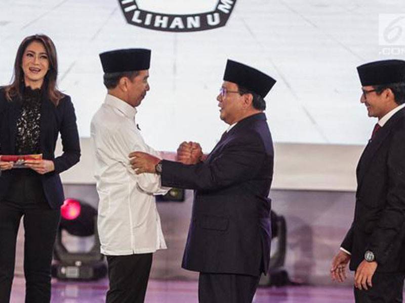 Prabowo (dua kanan) bersalaman dengan Jokowi pada penutup debat perdana Pilpres 2019 di Jakarta, semalam. 