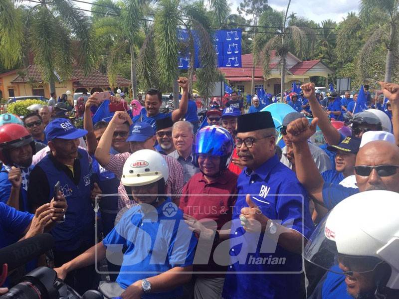 Najib (tengah) disambut meriah sebaik tiba di pekarangan dewan sempena program ramah mesra, di sini, hari ini.