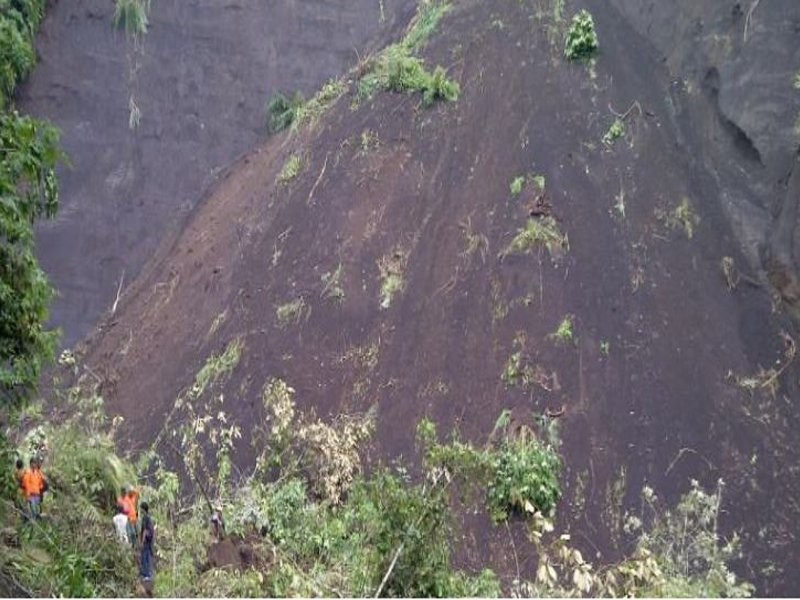 Tanah runtuh di cerun Gunung Merapi. - Kompas