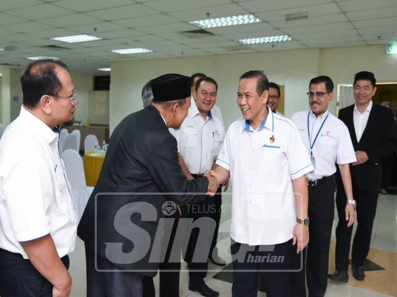 Aminuddin bersalaman dengan tetamu yang hadir.