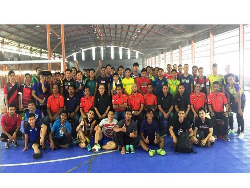 Ahli Jawatankuasa Futsal Persatuan Bolasepak Kedah (KFA), panel pemilih dan semua pemain yang berjaya mara ke fasa pemilihan akhir bergambar kenangan di D'futsal Titi Gajah, dekat sini.