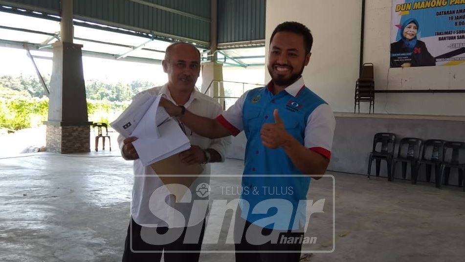  Farhash Wafa Salvador (kanan) menerima 252 borang keahlian baharu daripada seorang ahli PKR, Mohd Sutrizeno Suzari, 55, pada program tersebut.