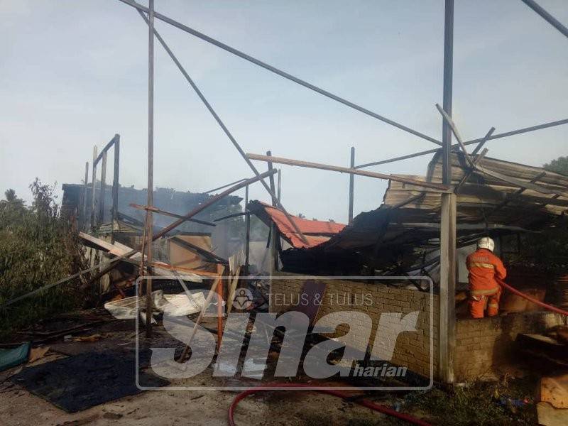 Anggota Bomba sedang memadam kebakaran stor perabot di Kampung Chonang Jaya, Gong Badak, Kuala Nerus.