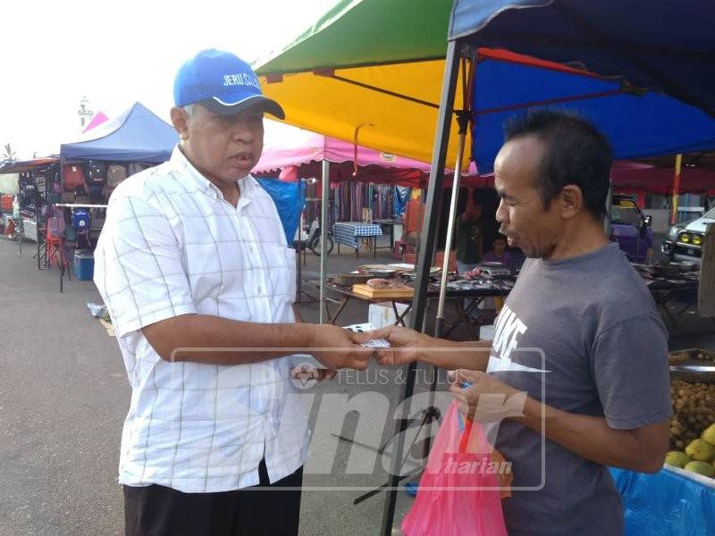 Sallehuddin turut tidak ketinggalan berkempen meraih undi di kawasan tersebut sejak beberapa hari lalu.